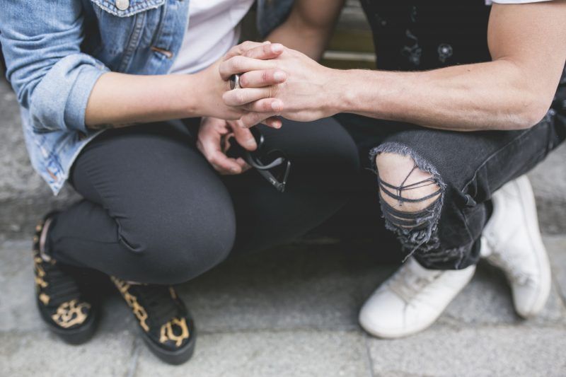 manos entrelazadas de una pareja