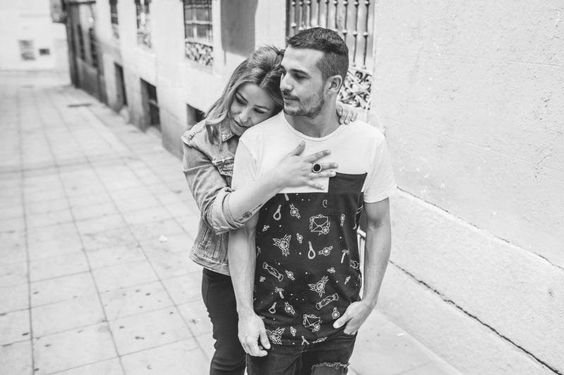 Retrato. Una mujer abraza por la espalda a un hombre