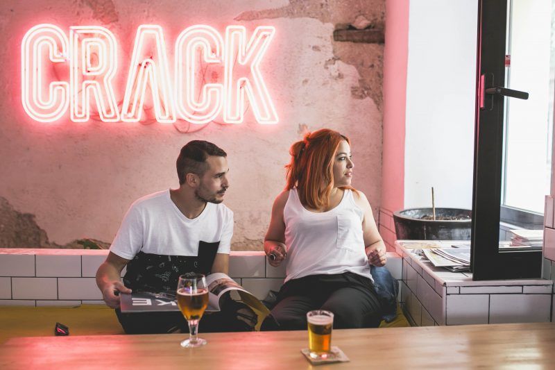 Retrato de una pareja que toma una cerveza en un bar