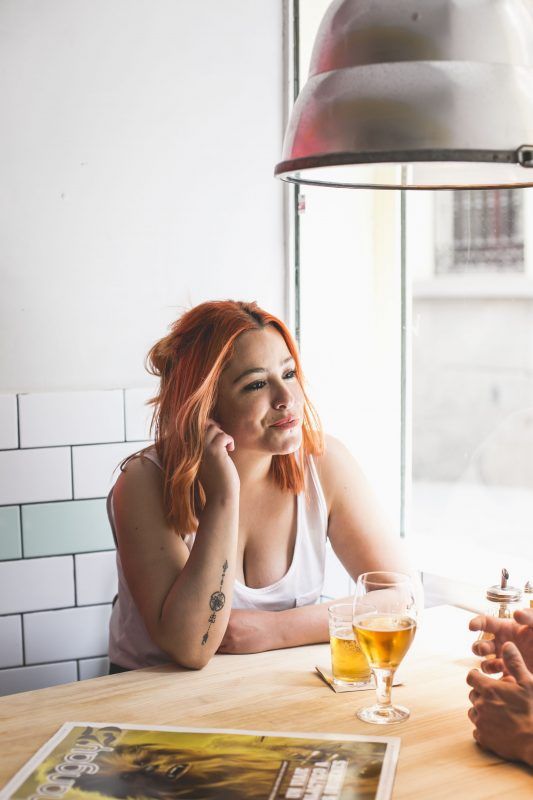 Retrato de una mujer sentada junto a la ventana