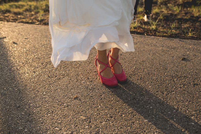 Detalle de los zapatos rosas de la novia