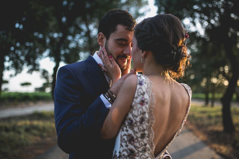 Los novios se abrazan y miran fijamente