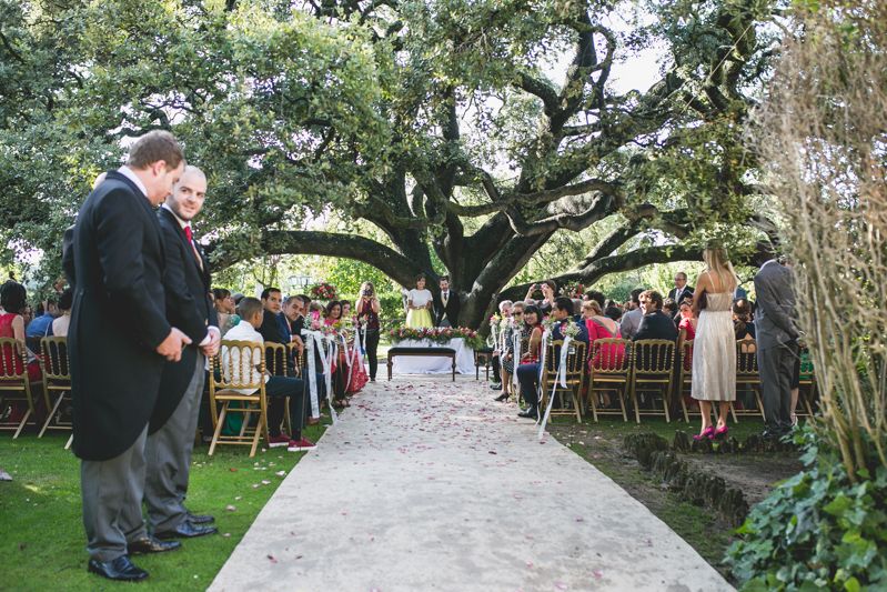 Plano general de una boda al aire libre