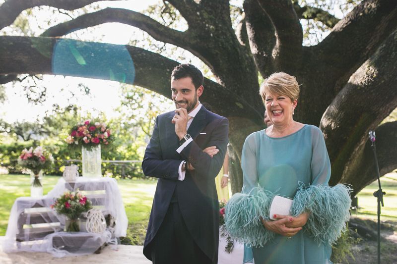 Novio y madrina esperan la llegada de la novia con emoción