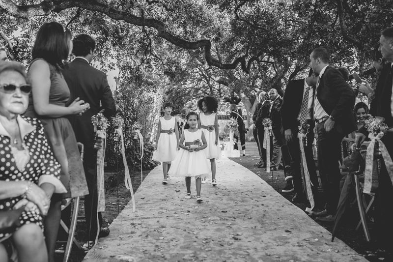 Tres niñas que son damas de honor llegan al altar
