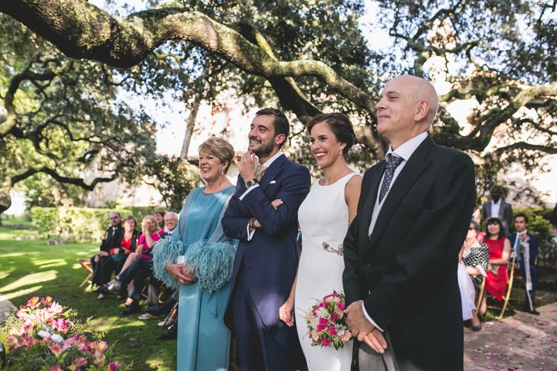 Novios y padrinos sonríen en la ceremonia