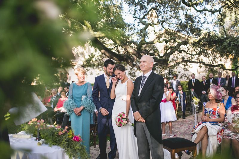 La novia llora de la risa durante la ceremonia