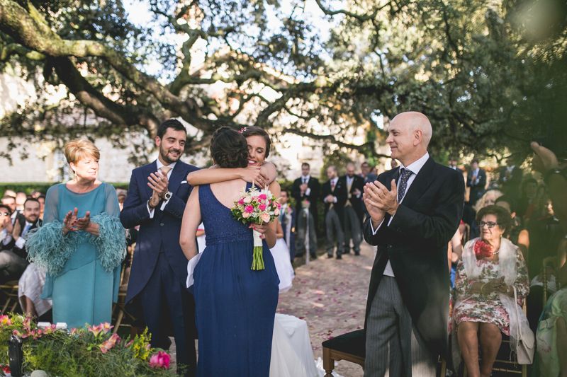 La novia abraza a un testigo de la boda