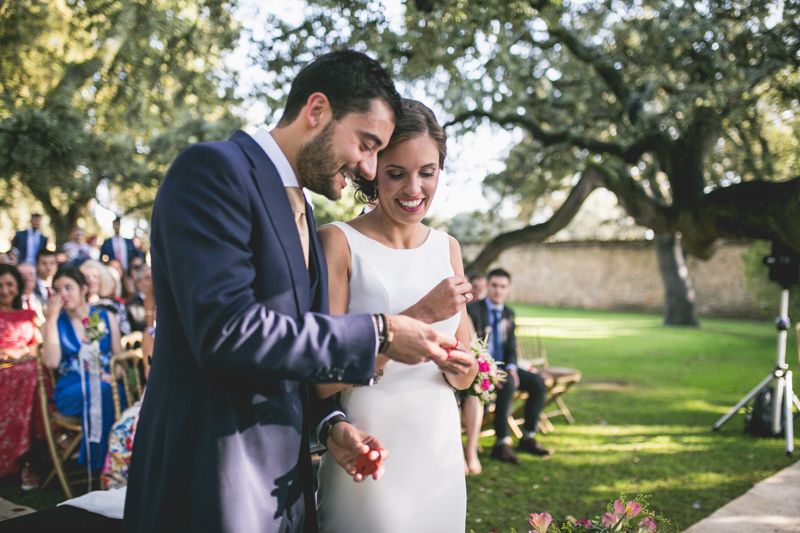 Los novios se intercambian los anillos
