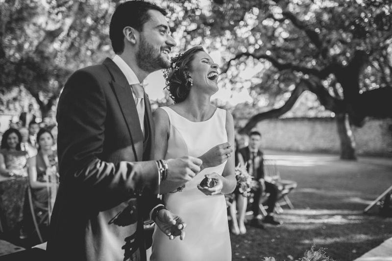 Retrato de los novios riendo a carcajada