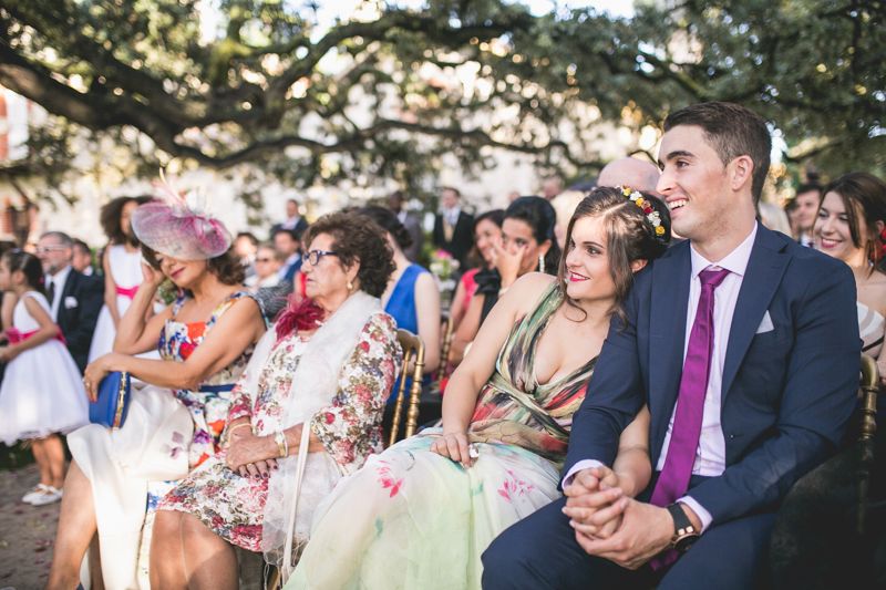 Una de las invitadas de la boda se recuesta sobre su pareja