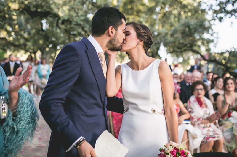 Primer beso de los novios tras dar el si quiero