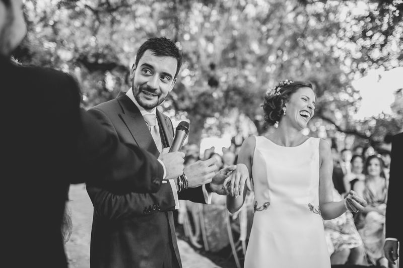 El novio coloca el anillo a la novia