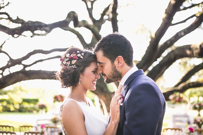 Retrato de los novios con las frentes juntas