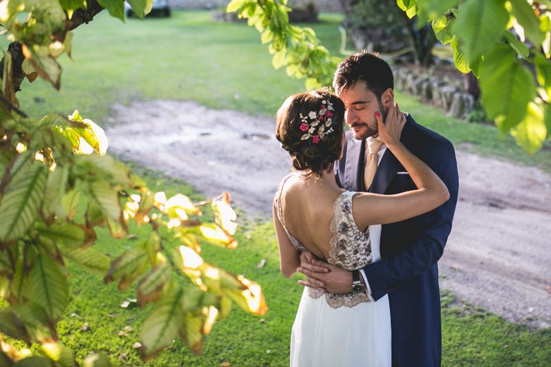 Los novios se abrazan y acarician la cara