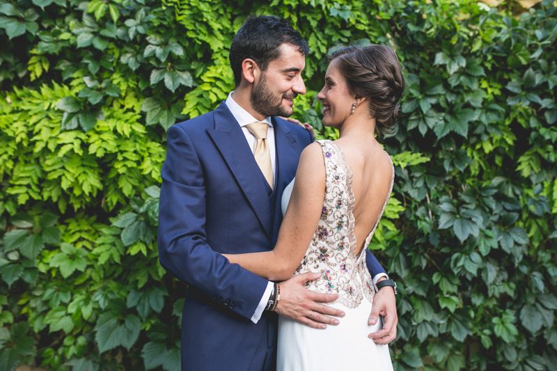 Los novios se miran a los ojos abrazados