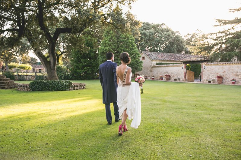 Los novios pasean por el jardín